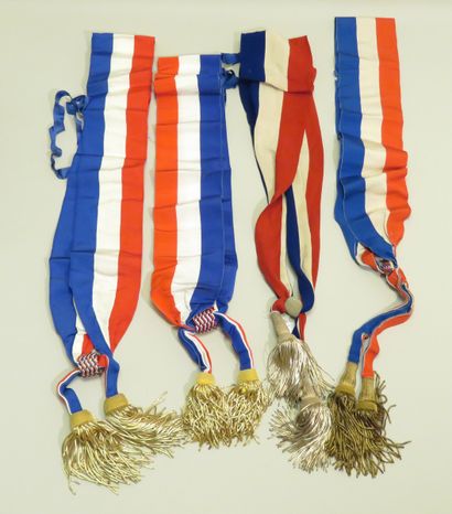 a) Deux écharpes tricolores de maire. 
En...