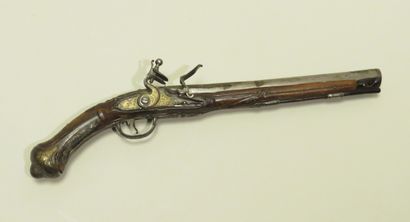 Long pistolet d’arçon à silex à l’oriental.
Canon...