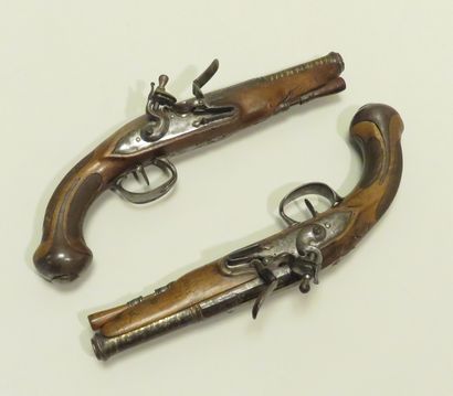 Paire de pistolets à silex d’officier.
Canons...
