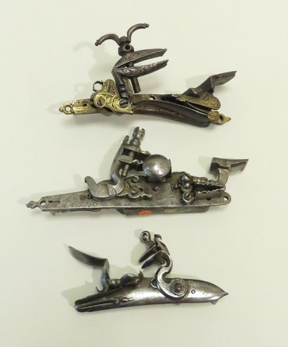 Lot de trois platines :
-Platine à gauche...