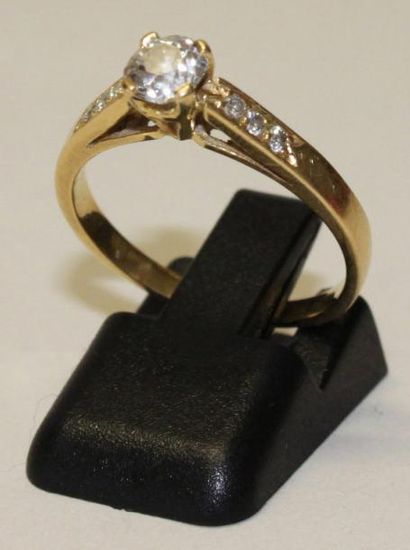 Bague «pont» en or jaune, sertie griffes...