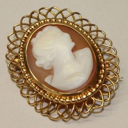 Broche camée en or jaune à décor ajouré et...
