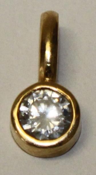 Pendentif en or jaune soutenant un diamant...