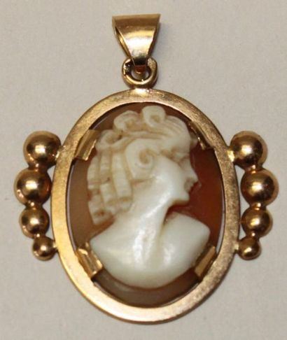 Pendentif camée stylisé en or jaune à décor...