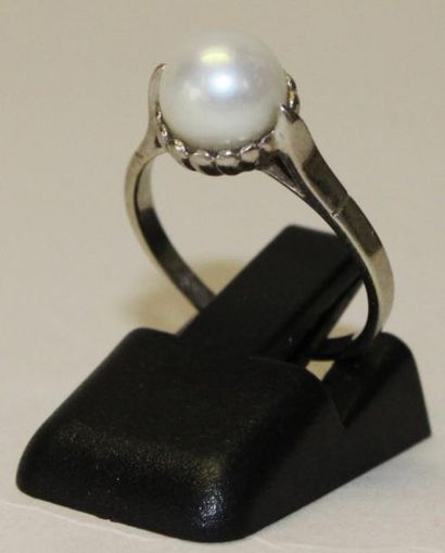 Bague solitaire en or gris à décor de godrons,...