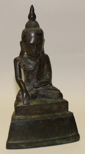 Bouddha en bronze en position du lotus. Birmanie,...