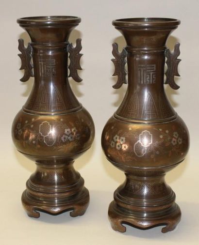 Paire de vases balustres tripodes en bronze...