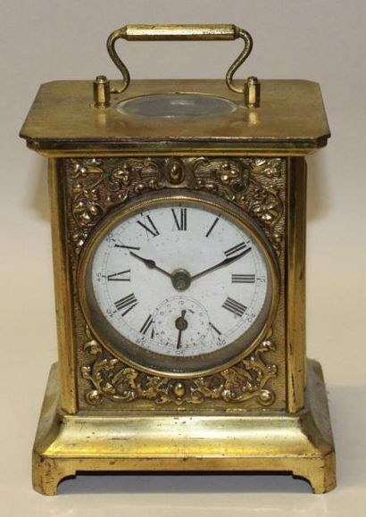 Pendule d'officier en métal doré et repoussé...