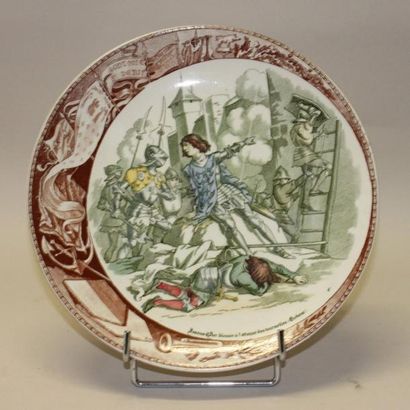Suite de neuf assiettes en faënce de SARREGUEMINES...