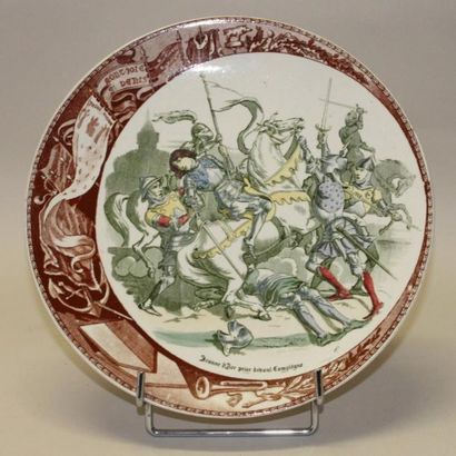 Suite de neuf assiettes en faënce de SARREGUEMINES...