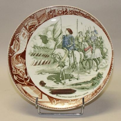 Suite de neuf assiettes en faënce de SARREGUEMINES...