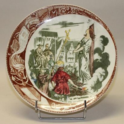 Suite de neuf assiettes en faënce de SARREGUEMINES...