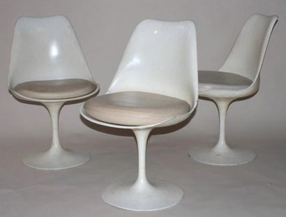 Eero Saarinen (1910-1961)
Suite de 3 chaises,...