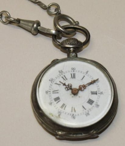Montre de gousset et sa chaîne en argent...