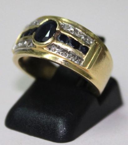 Bague chevalière en or jaune, sertie au centre...