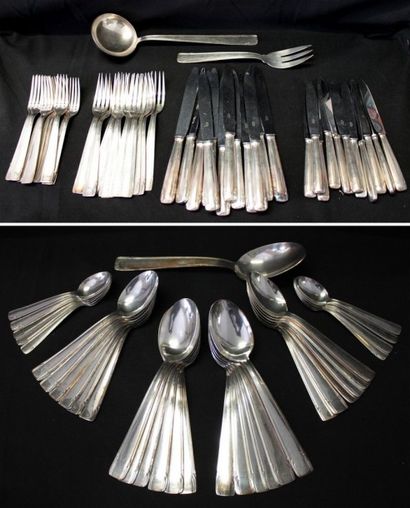 Ménagère en métal argenté de 82 pièces.
