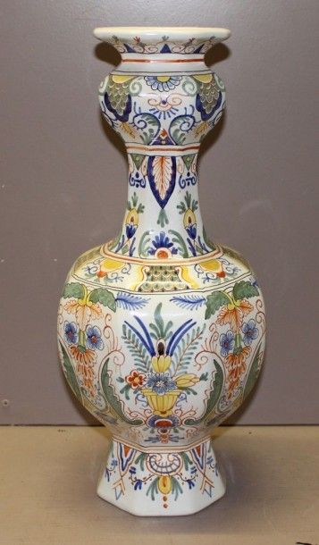 Vase en porcelaine à décor polychome de fleurs...