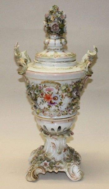 Pot-pourri en porcelaine dure de forme rocaille...