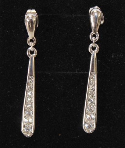 Paire de boutons d'oreilles en pendants sertie...