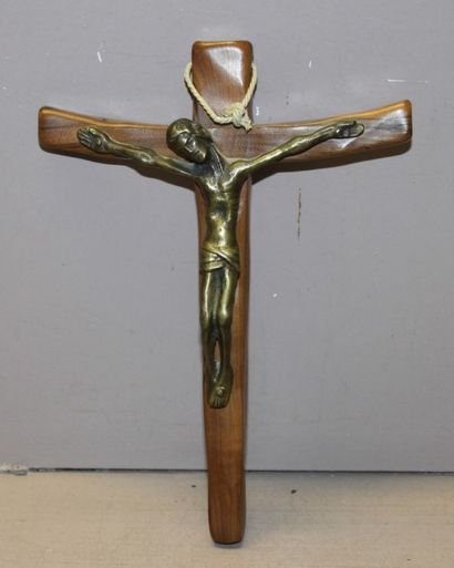 Crucifix en olivier, le Christ en bronze...