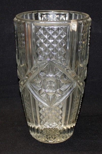 Vase en cristal de bohême à décor moulé de...