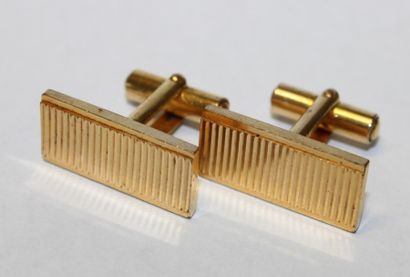 Paire de boutons de manchettes en métal doré....