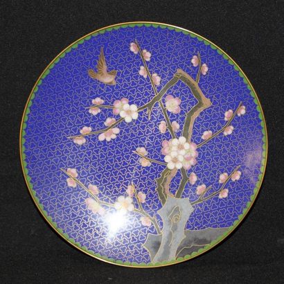 Assiette en émaux cloisonnés polychromes...