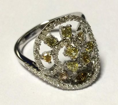Bague de forme mouvementée en or blanc richement...