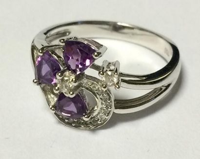 Bague en or blanc ajouré, sertie griffes...