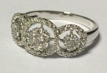 Bague en or blanc ajouré, sertie de soixante-sept...