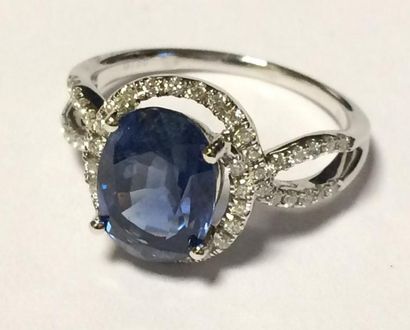 Bague en or blanc ajouré, de forme ovale,...