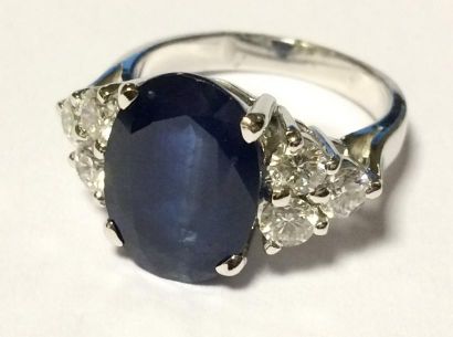 Bague en or blanc ajouré, sertie griffes...