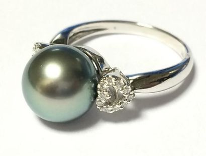 Bague en or blanc, sertie d'une perle de...