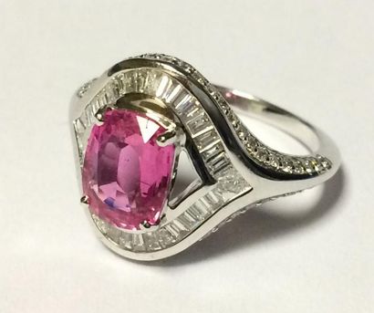 Bague en or blanc ajouré, sertie griffes...