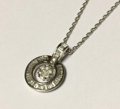 Pendentif mobile et sa chaîne en or blanc...