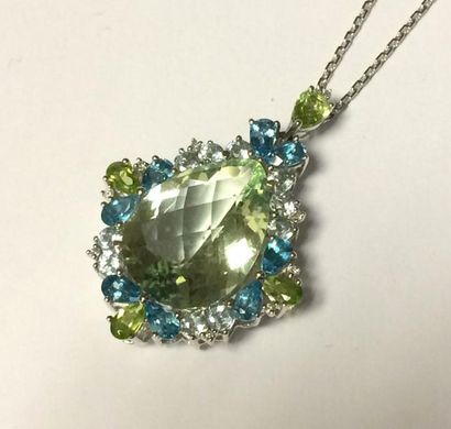 Pendentif et sa chaîne à maille forçat, en...