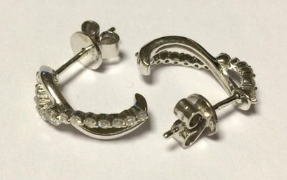 Paire de boucles d'oreilles en or blanc,...