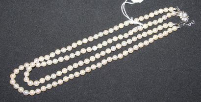 Collier ras-de-cou à deux rangs de perles...
