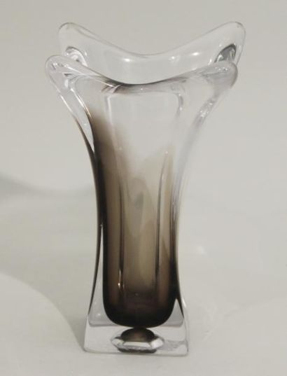 Vase en verre moulé partiellement teinté...