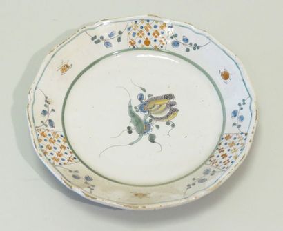 ROUEN ou DESVRES. Assiette creuse en faïence...