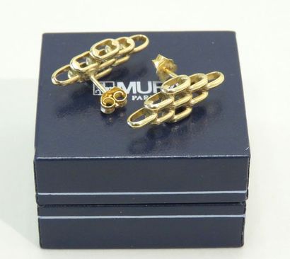 MURAT. Paire de boutons d'oreilles en plaqué-or...
