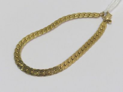 Bracelet en métal doré. Long : 19 cm.