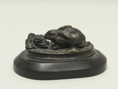 Lièvre au chou. Bronze à patine brun légèrement...