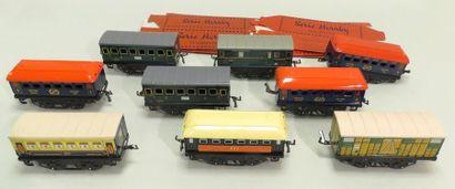 HORNBY pour HACHETTE. Lot de neuf wagons...