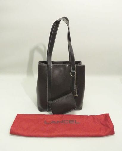 LANCEL, Paris. Sac en cuir avec porte-monnaie...