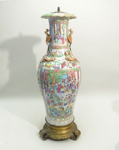 Important et beau vase en porcelaine de Canton...
