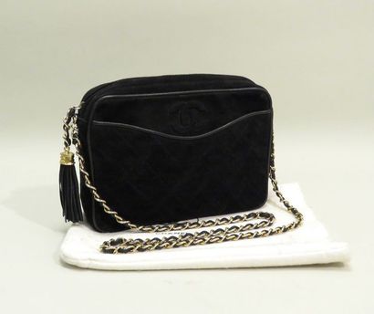 CHANEL, Paris. Sac matelassé en daim noir....