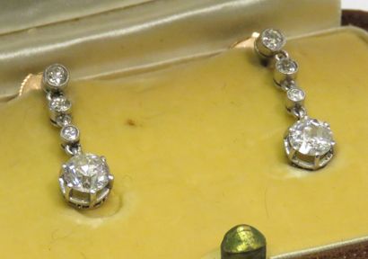Paire de pendants d'oreilles en or gris et...