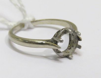 Débris de bague en or blanc. Poids net ;...
