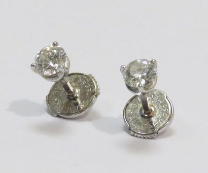 Paire de boutons d'oreilles en or blanc,...